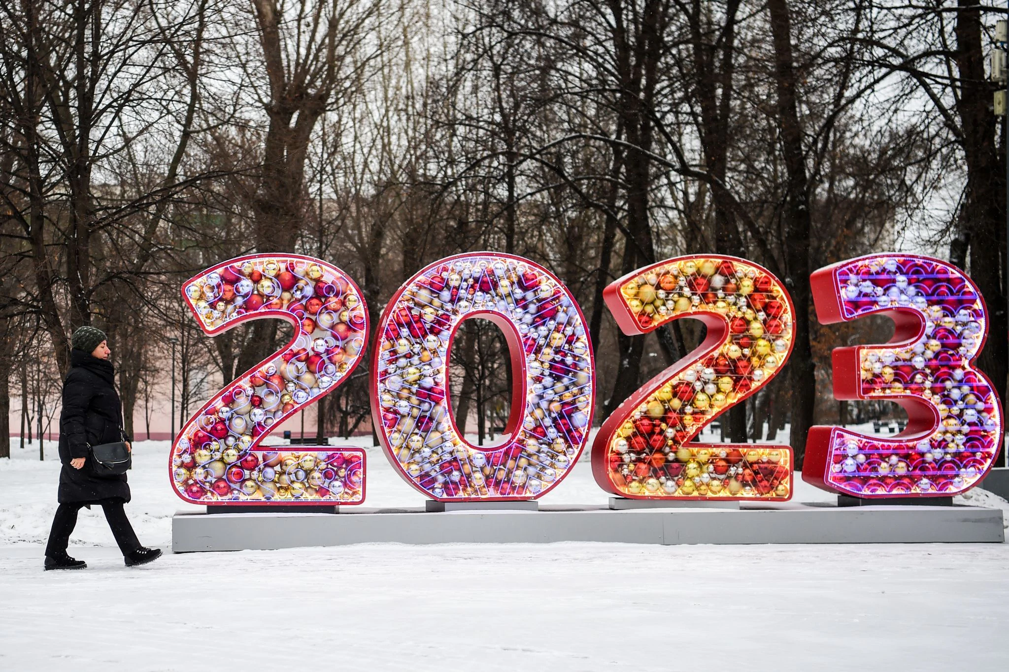 Eine Frau geht in Moskau an einer Neujahrsdekoration vorbei.