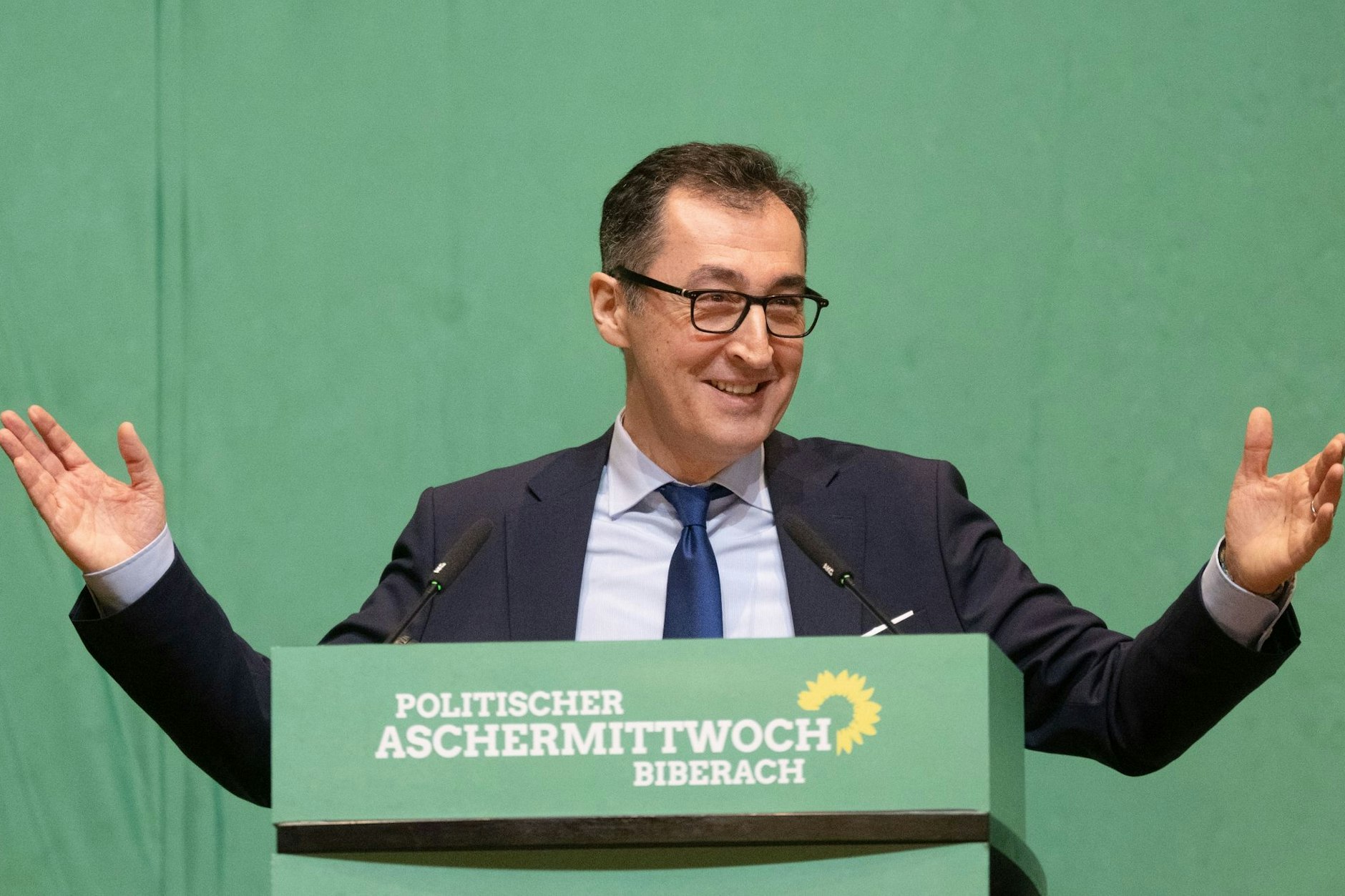 Cem Özdemir, Bundesminister für Ernährung und Landwirtschaft, macht sich über die anhaltende Regierungsbildung in Berlin lustig.