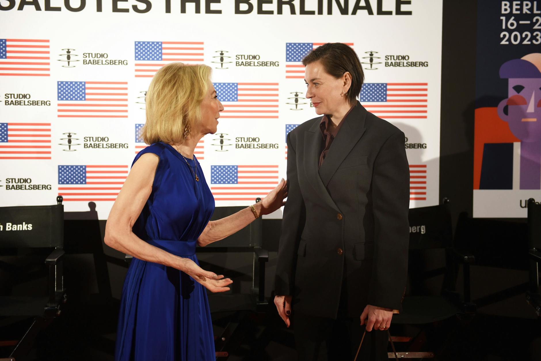 US-Botschafterin Amy Gutmann begrüßt Schauspielerin Christiane Paul.