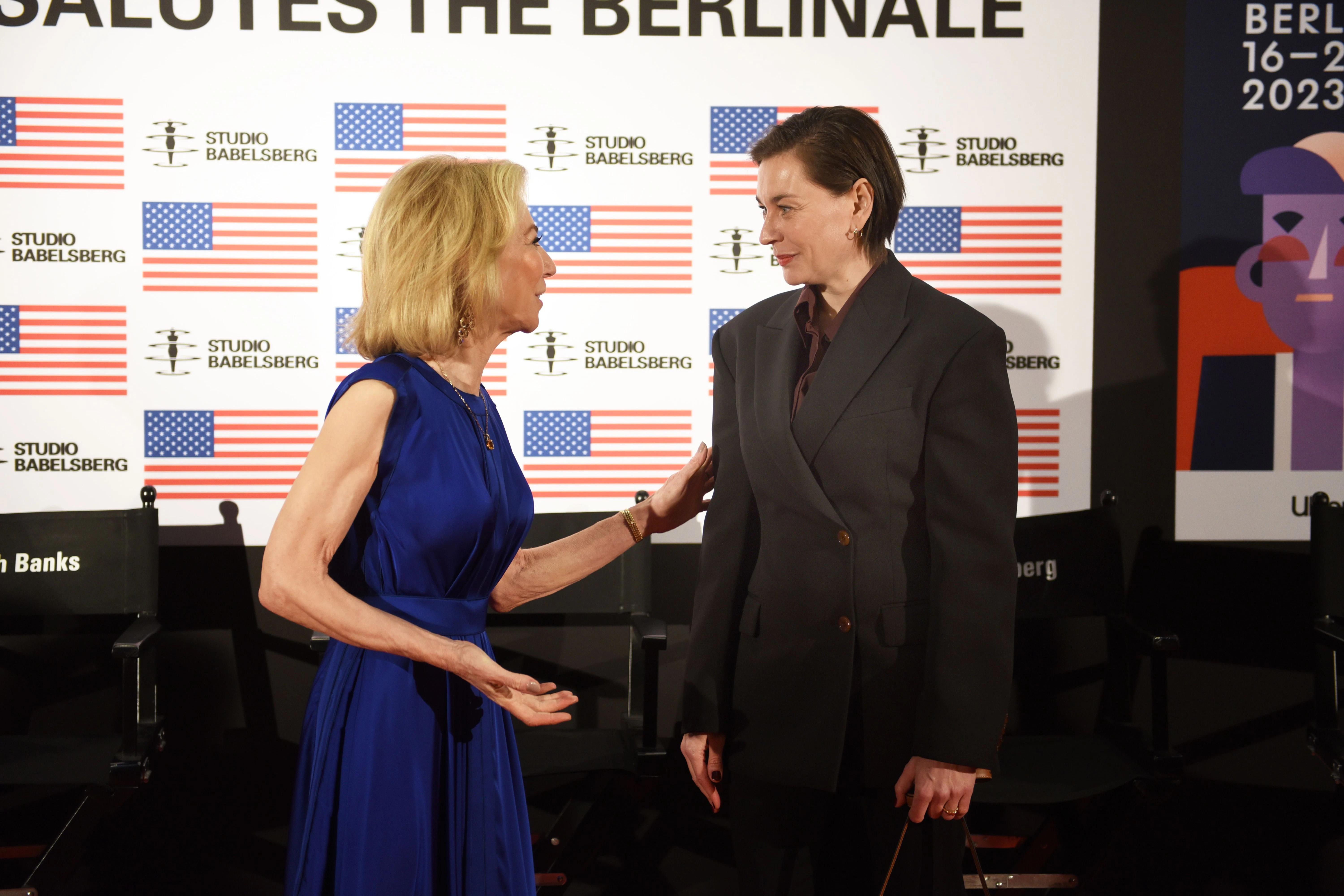US-Botschafterin Amy Gutmann begrüßt Schauspielerin Christiane Paul.