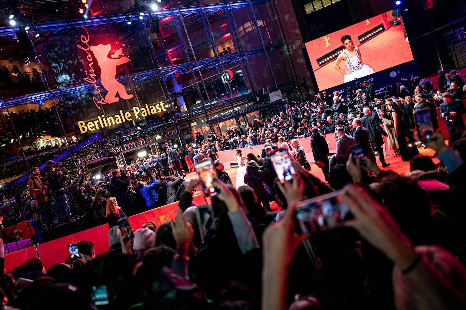 dpatopbilder - Fans bejubeln zur Eröffnung der Berlinale am Roten Teppich die Schauspielerin Kristen Stewart.