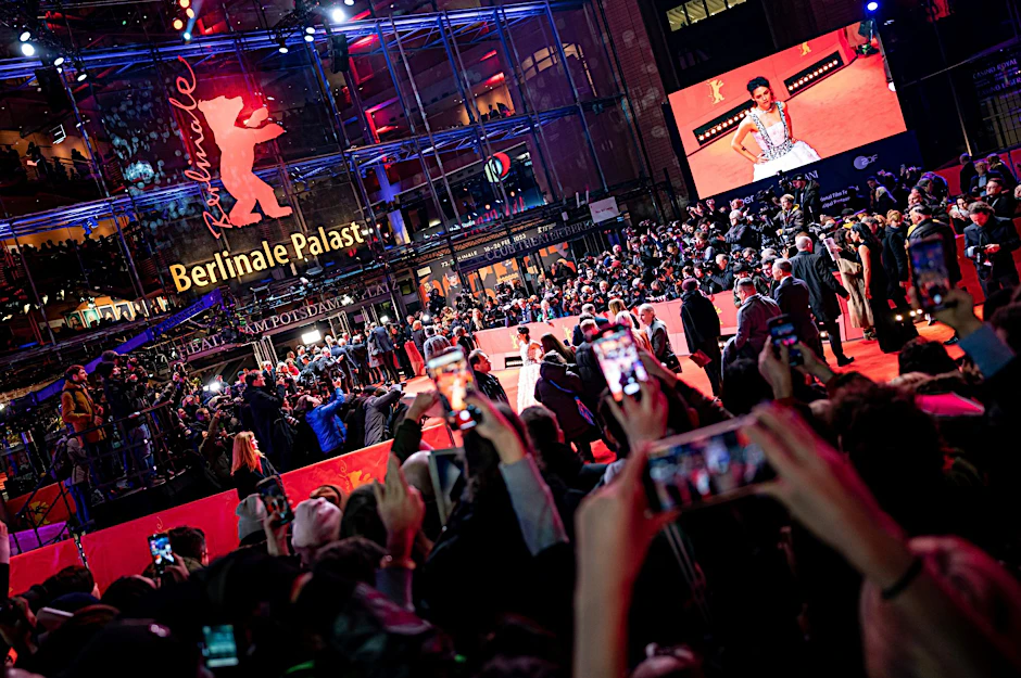 dpatopbilder - Fans bejubeln zur Eröffnung der Berlinale am Roten Teppich die Schauspielerin Kristen Stewart.  