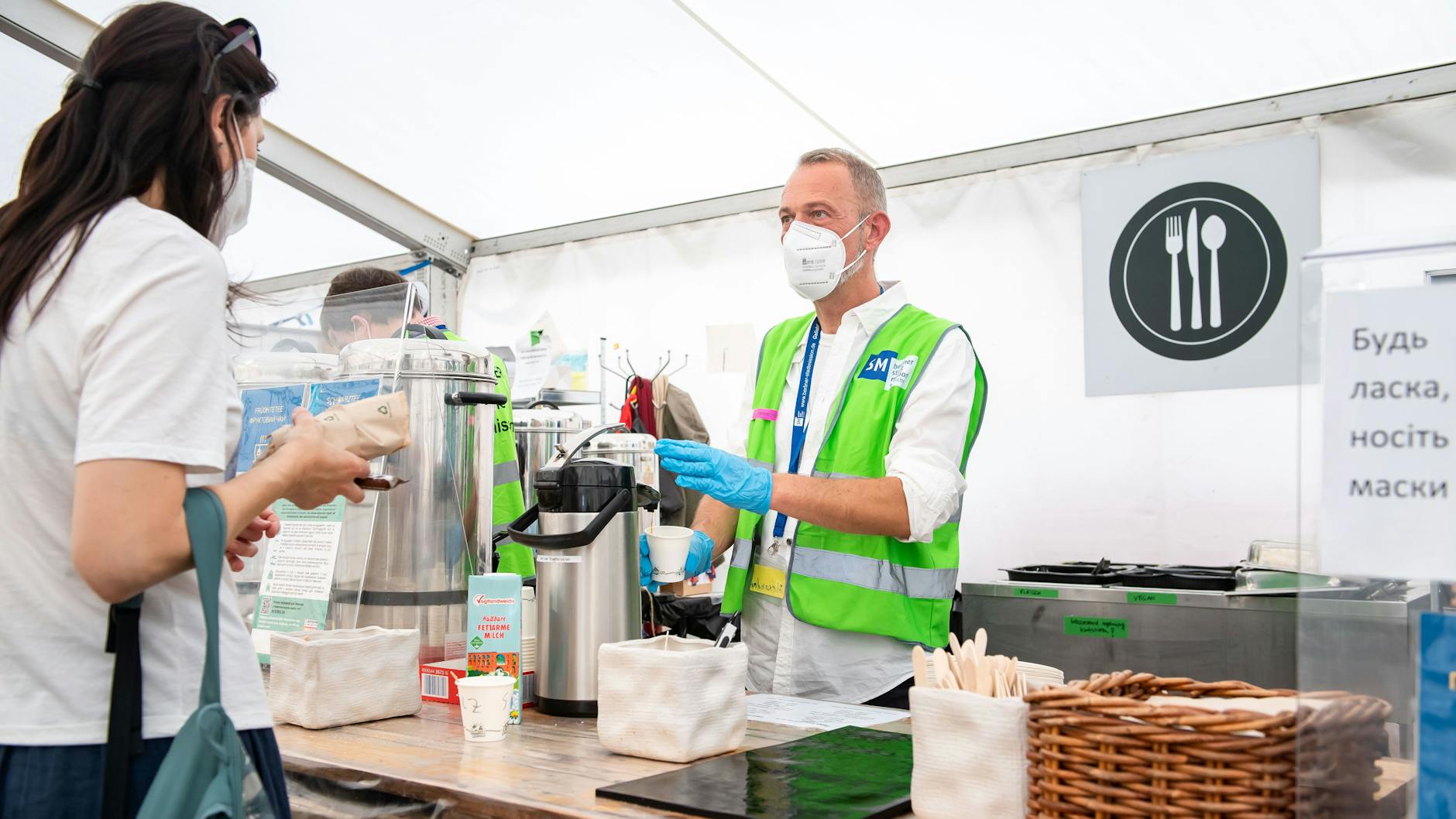 Helfer wie dieser Berliner waren und sind für Flüchtlinge im Dauereinsatz.