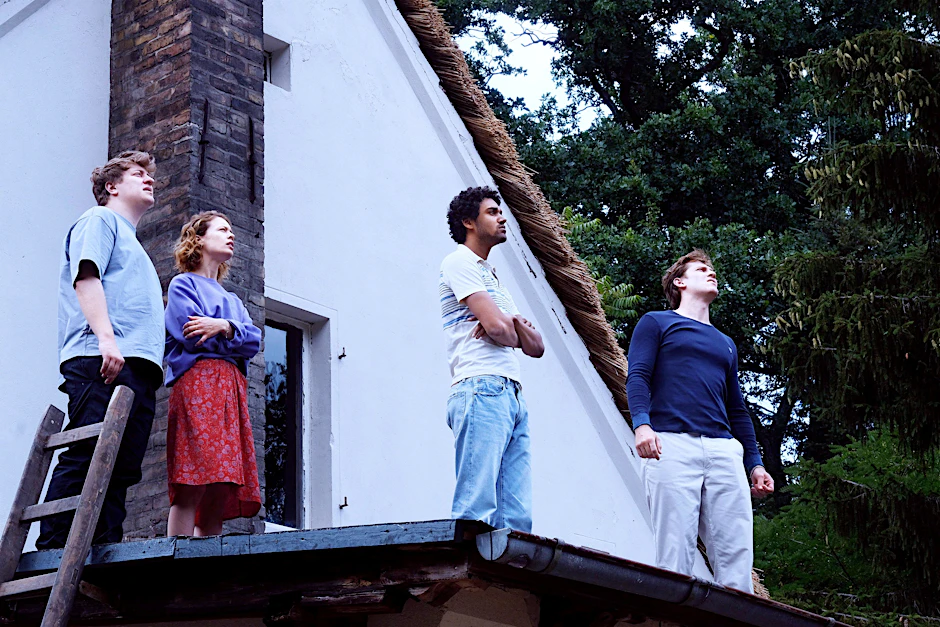 Film „Roter Himmel“: Leon, Nadja, Felix und Devid sehen, wie im Wald Feuer lodert.