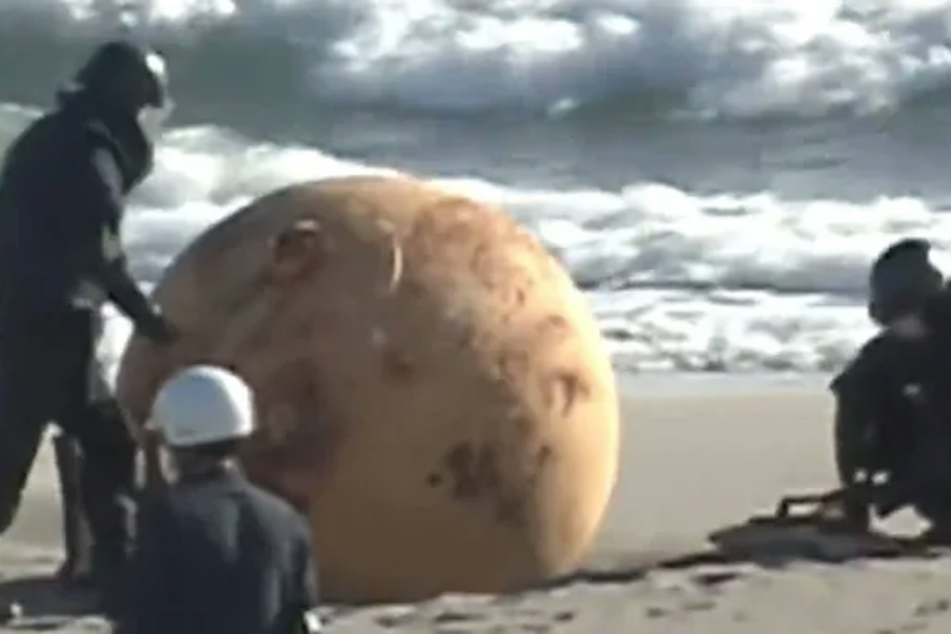 Diese Metallkugel wurde an die japanische Küste gespült.