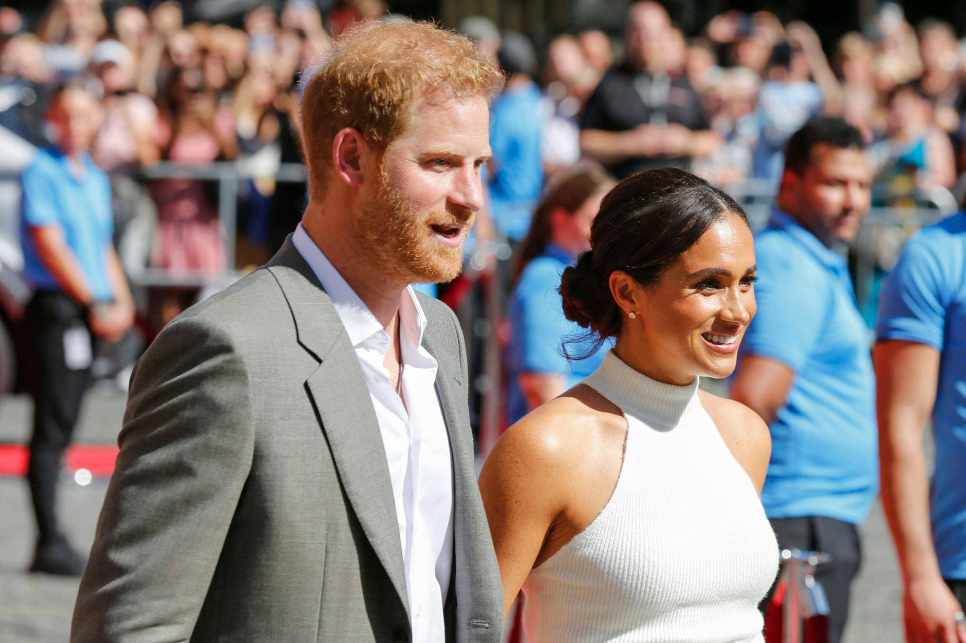 Szenen einer Ehe: Harry und Meghan, hier 2022 in Düsseldorf, bei einem Bad in der Menge.