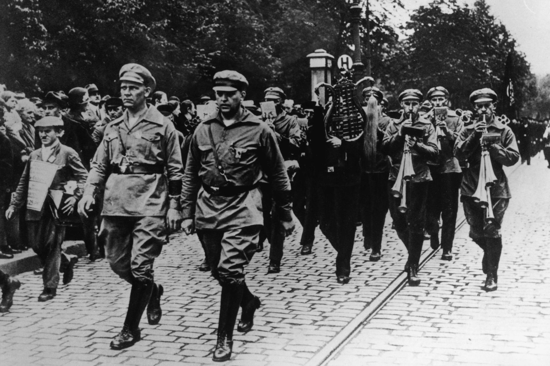 Aufmarsch des Rotfrontkämpferbundes in Berlin, vermutlich 1927. Ernst Thälmann (vorne links) ist damals Vorsitzender des paramilitärischen Kampfverbandes der KPD.