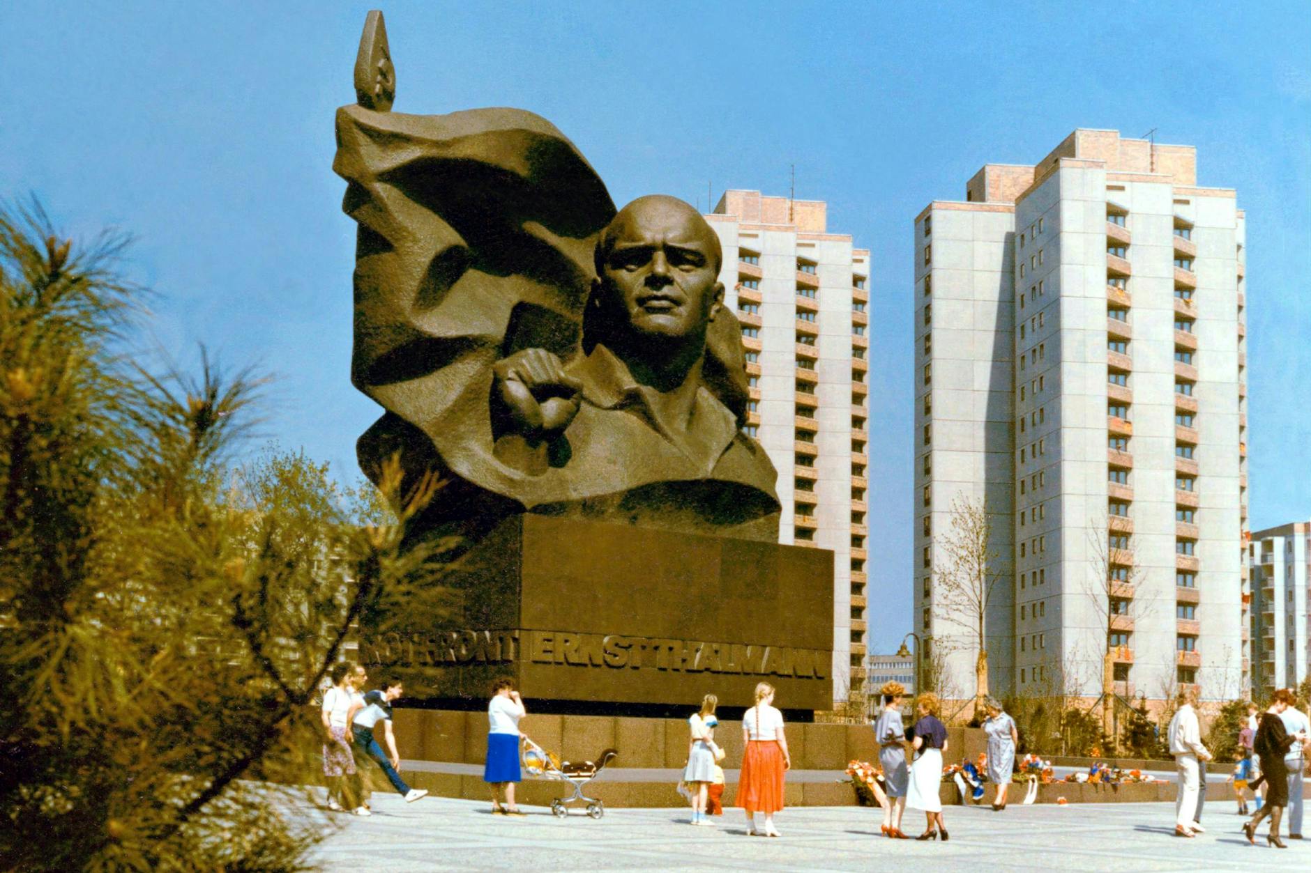 An der Greifswalder Straße in Prenzlauer Berg steht seit 1986 ein Denkmal für Ernst Thälmann. Das 50 Tonnen schwere Werk des Bildhauers Lew Kerbel zeigt ihn mit geballter Faust vor einer Arbeiterfahne.
