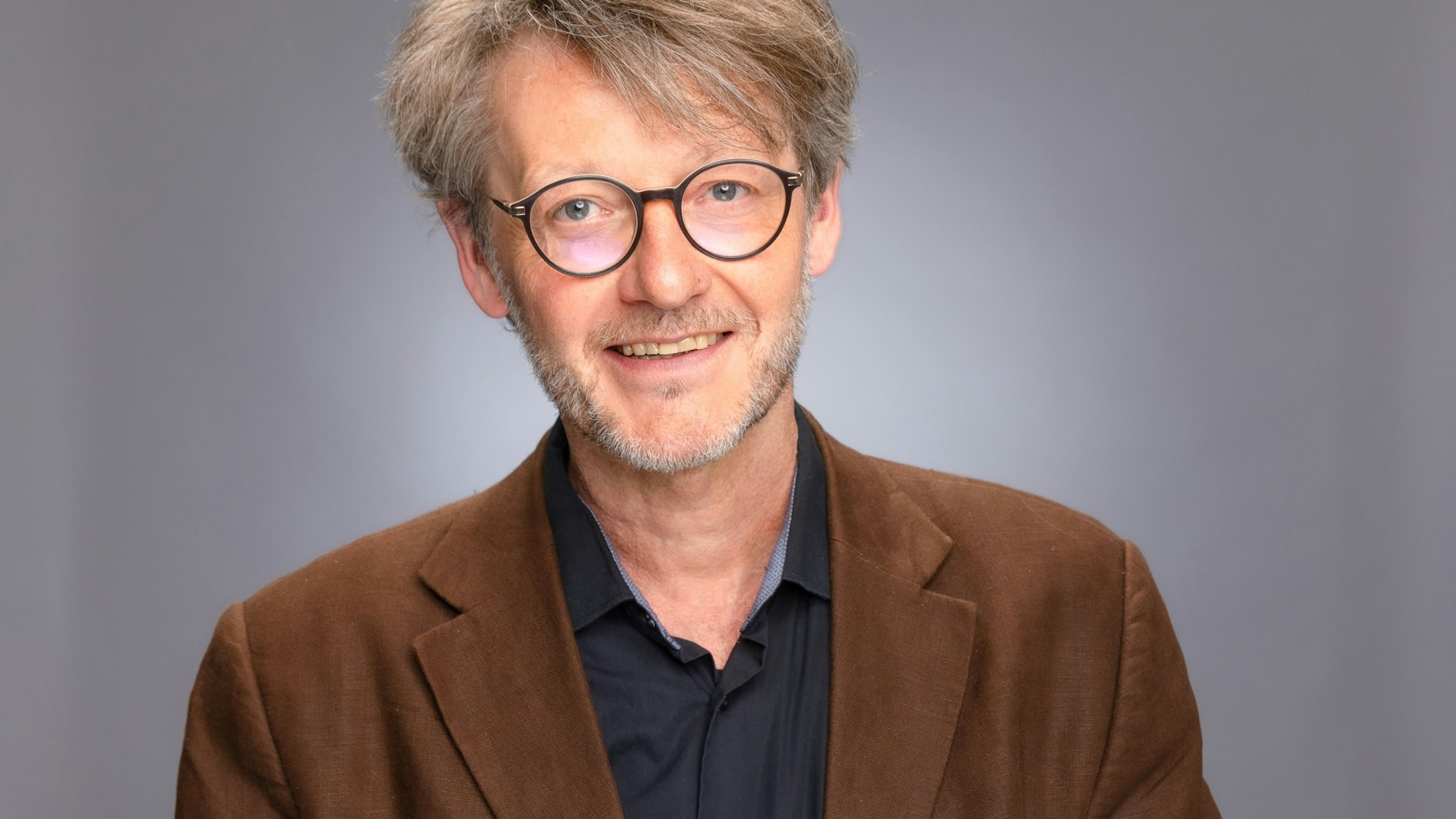 Matthias Oliver Schneider ist Leiter des Seelsorgetelefons&nbsp;„Hilfe-Hilfe“.