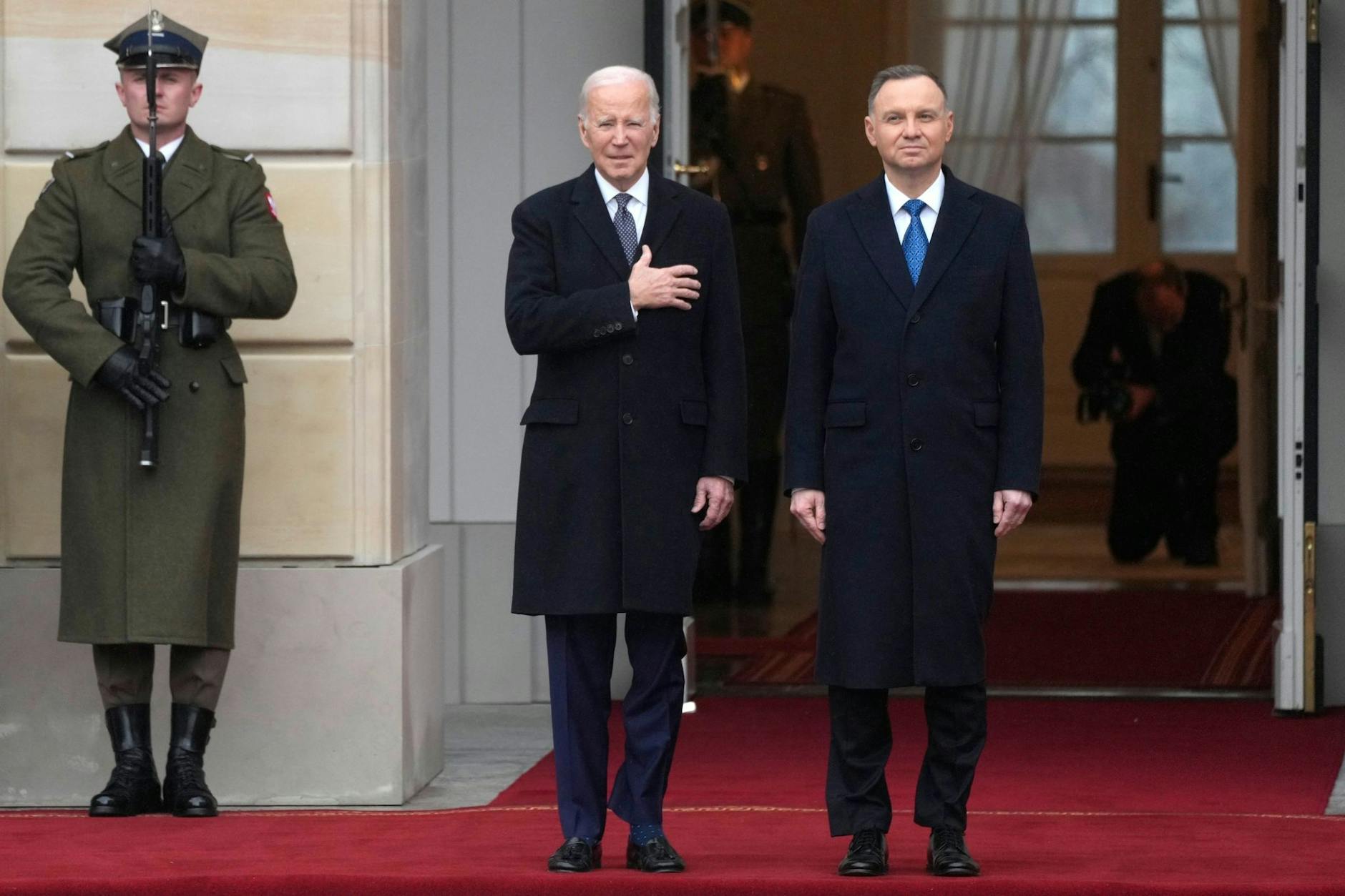 Polens Präsident Andrzej Duda (r) empfängt US-Präsident Joe Biden in Warschau. Biden ist nach seinem Besuch in der Ukraine nach Polen weitergereist.