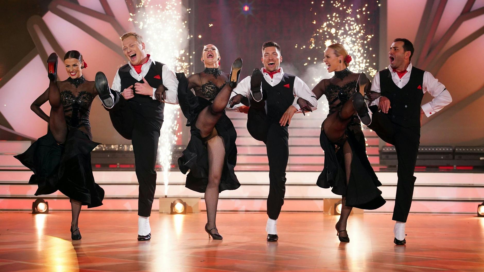 Hier mussten die Kleider-Schneider von „Let’s Dance“ nacharbeiten: Bei Jens „Knossi“ Knossalla (2.v.l.) riss in der Probe das Kostüm.