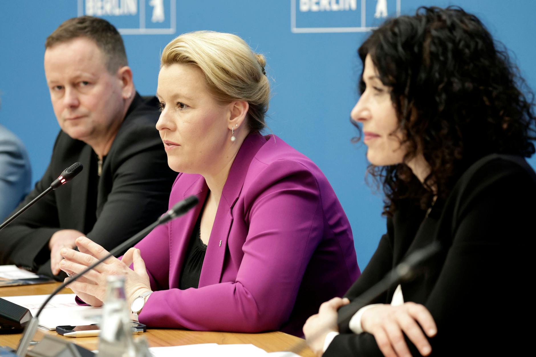 Versteinerte Mienen: Klaus Lederer hat, anders als Giffey, Anspruch auf fürstliche Ruhegehälter. Denn er sitzt seit 2003 im Berliner Abgeordnetenhaus und ist seit 2016 Senator für Kultur.