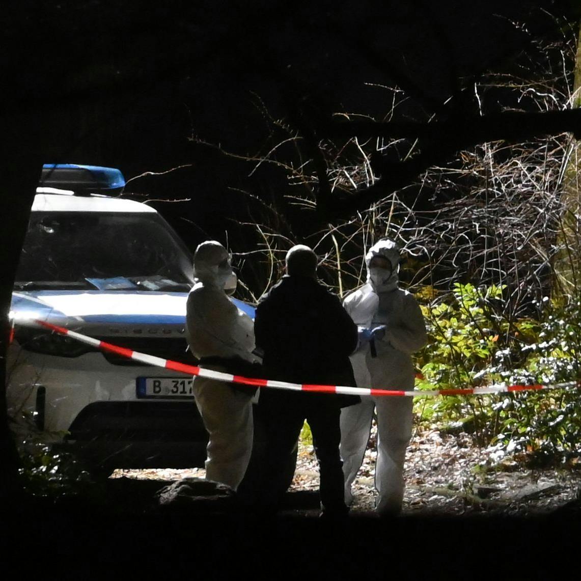 Nach dem Tod einer Fünfjährigen sichert die Polizei weiter Spuren im Park.