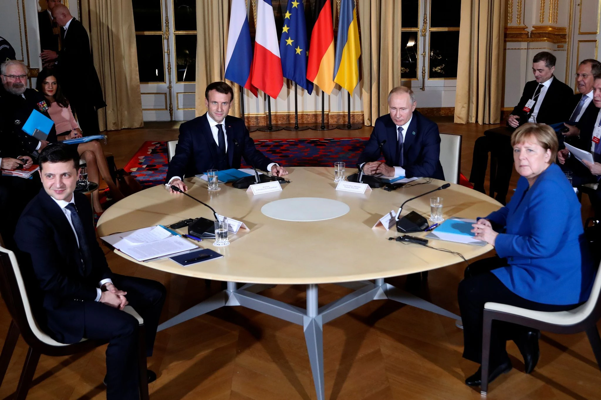 ARCHIV - Im Dezember 2019 saßen sich der ukrainische Präsident Wolodymyr Selenskyj (l) und der russische Präsident Wladimir Putin (2. v. l.) das letzte Mal gegenüber.  