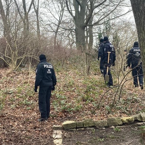 Beamte einer Einsatzhundertschaft durchsuchen die Büsche nach der Tatwaffe.