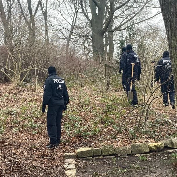 Beamte einer Einsatzhundertschaft durchsuchen die Büsche nach der Tatwaffe.