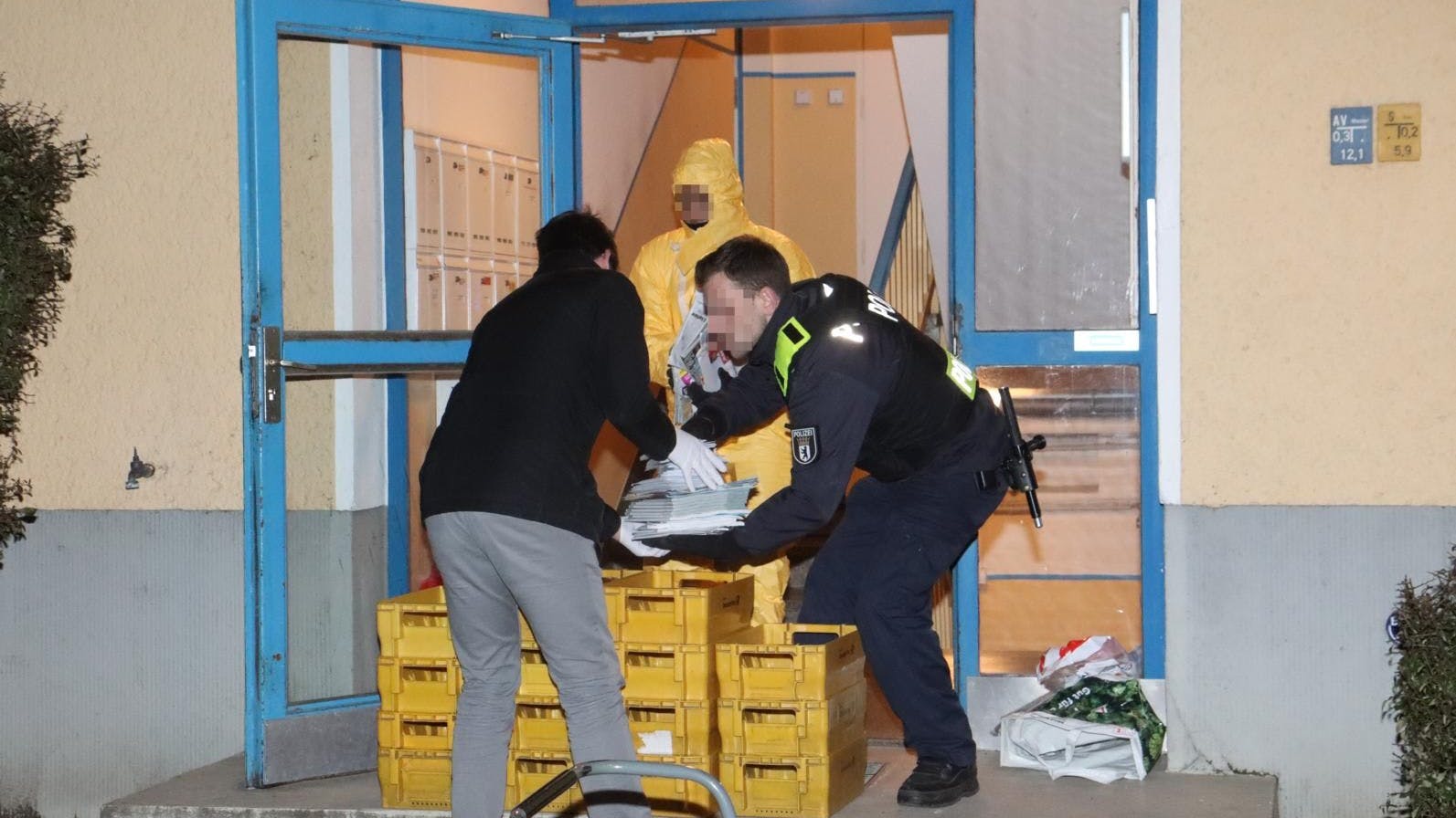 Und noch ein bisschen ... Im Teamwork von Polizei und Mitarbeitern des Postdienstleisters werden unterschlagene Sendungen in Kisten der Deutschen Post gestapelt.