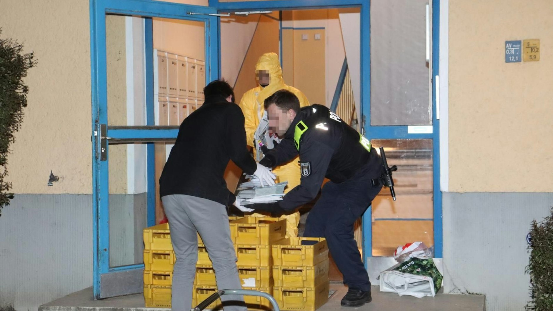 Und noch ein bisschen ... Im Teamwork von Polizei und Mitarbeitern des Postdienstleisters werden unterschlagene Sendungen in Kisten der Deutschen Post gestapelt.