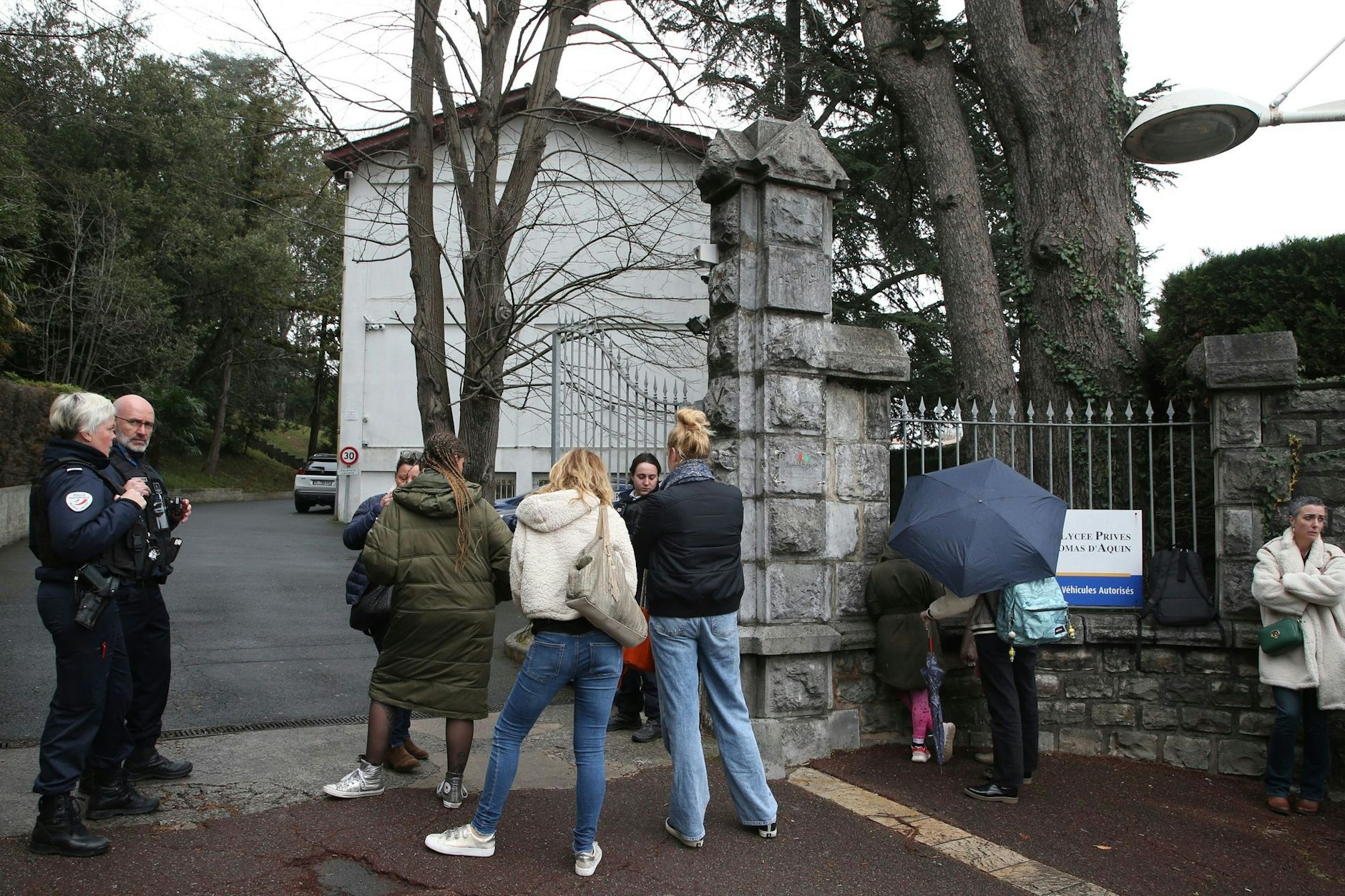 Der Eingang der Schule  in Südfrankreich, wo eine Lehrerin von einem Schüler erstochen wurde.