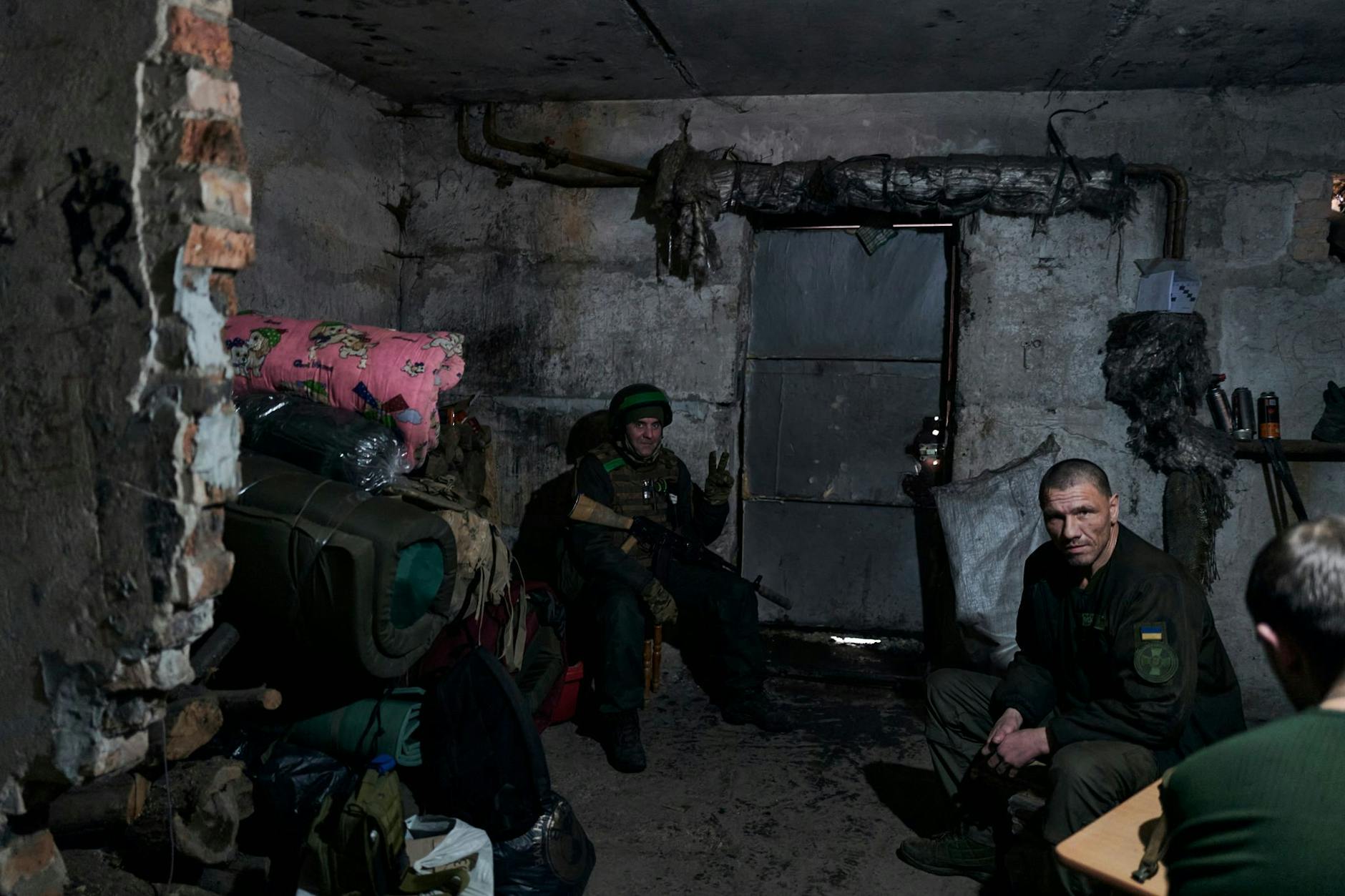 Ukrainische Soldaten ruhen sich in einem Unterstand in Bachmut aus.