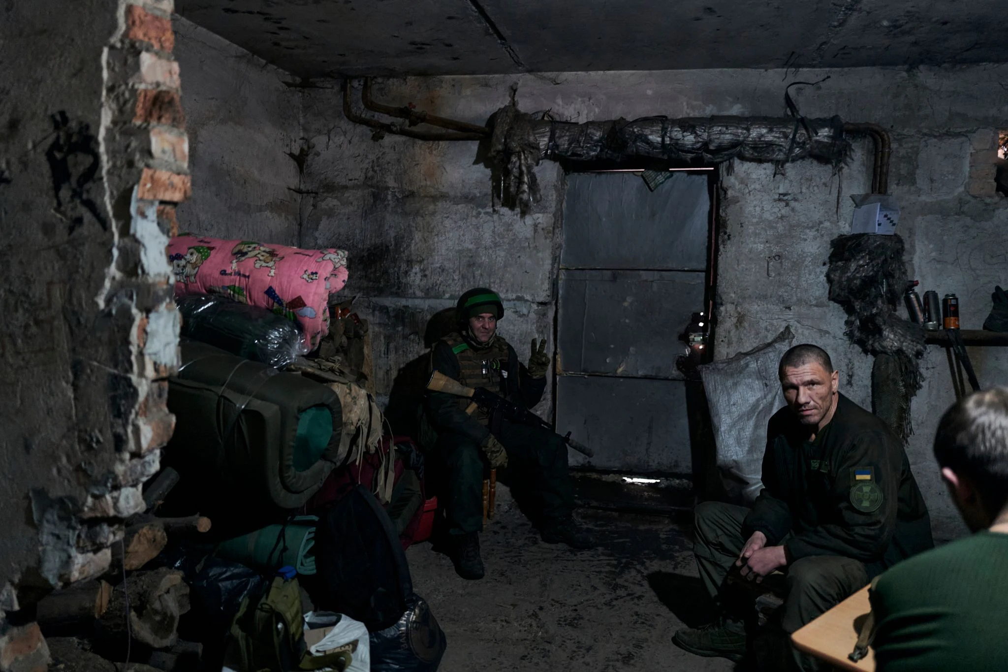 Ukrainische Soldaten ruhen sich in einem Unterstand in Bachmut aus.  