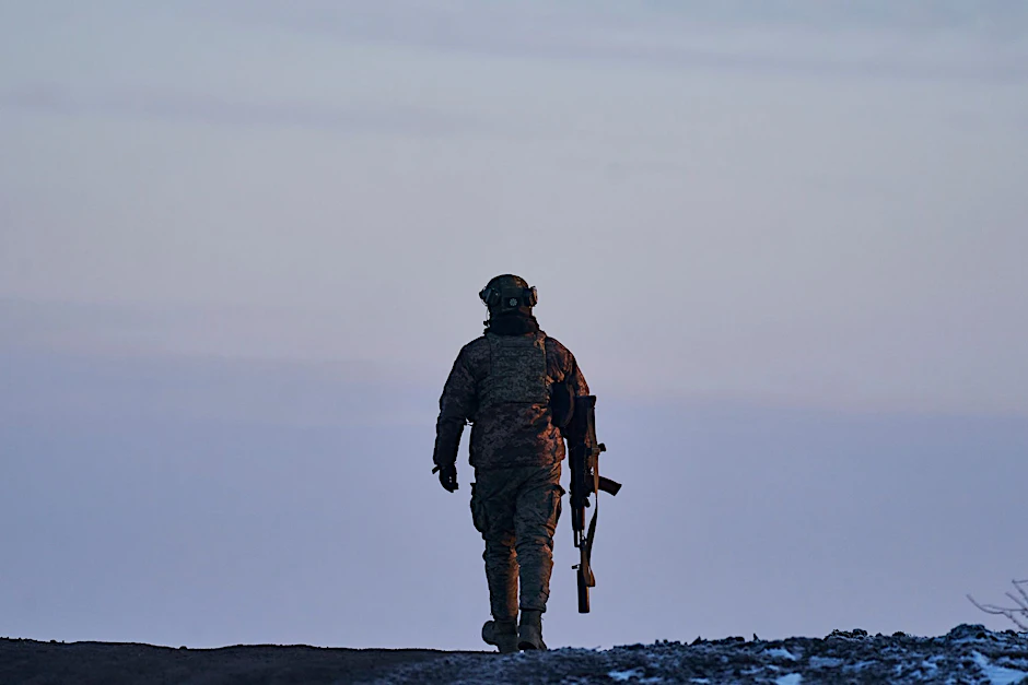 Ein ukrainischer Soldat geht zu seiner Position an der Frontlinie in der Nähe von Bachmut. Die Stadt ist heftig umkämpft.  