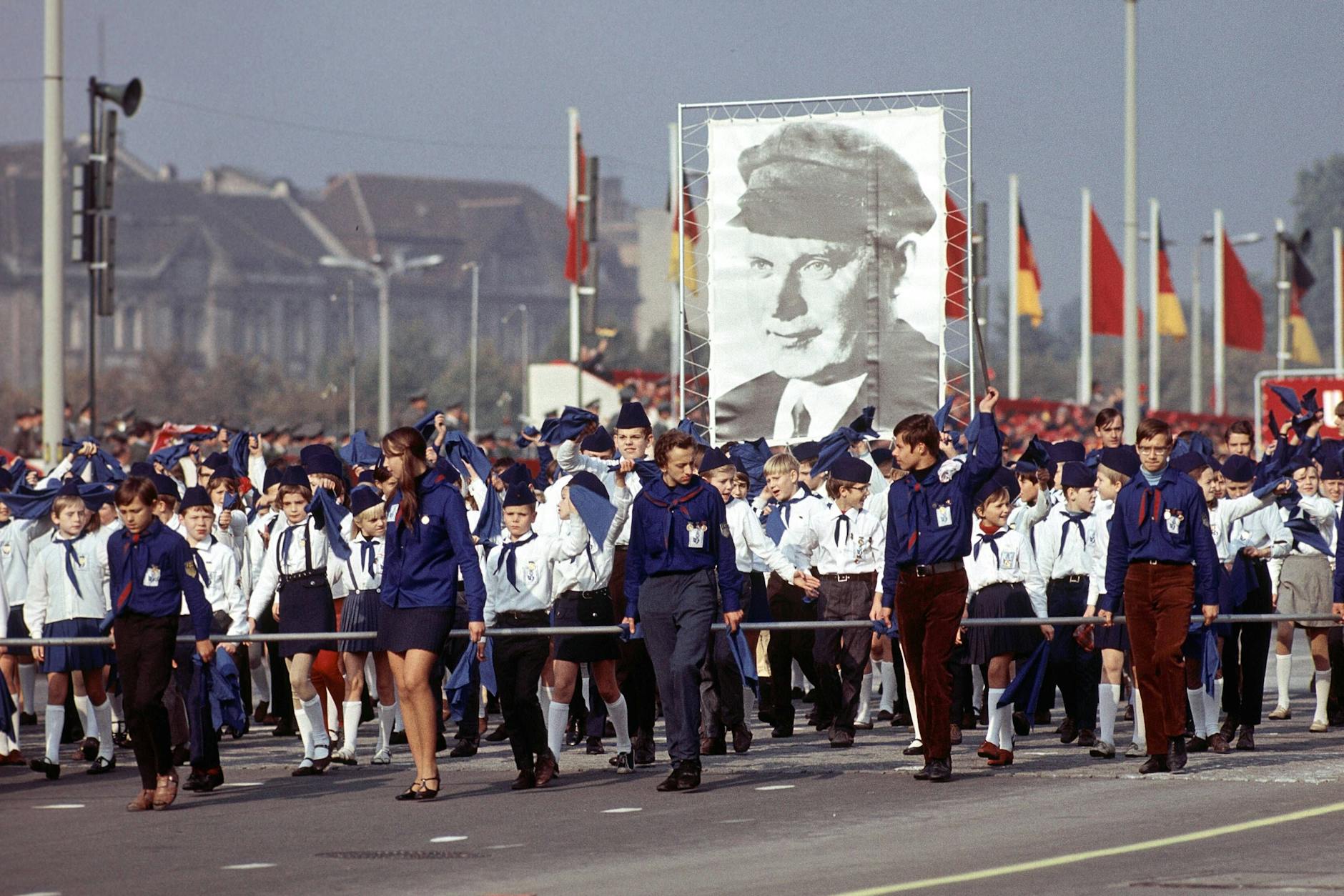 In der DDR wurde Ernst Thälmann als Held verehrt. Bei politischen Kundgebungen zeigte man sein Porträt, hier beim Pionierumzug zum XX. Jahrestag der Deutschen Demokratischen Republik am 7. Oktober 1969.