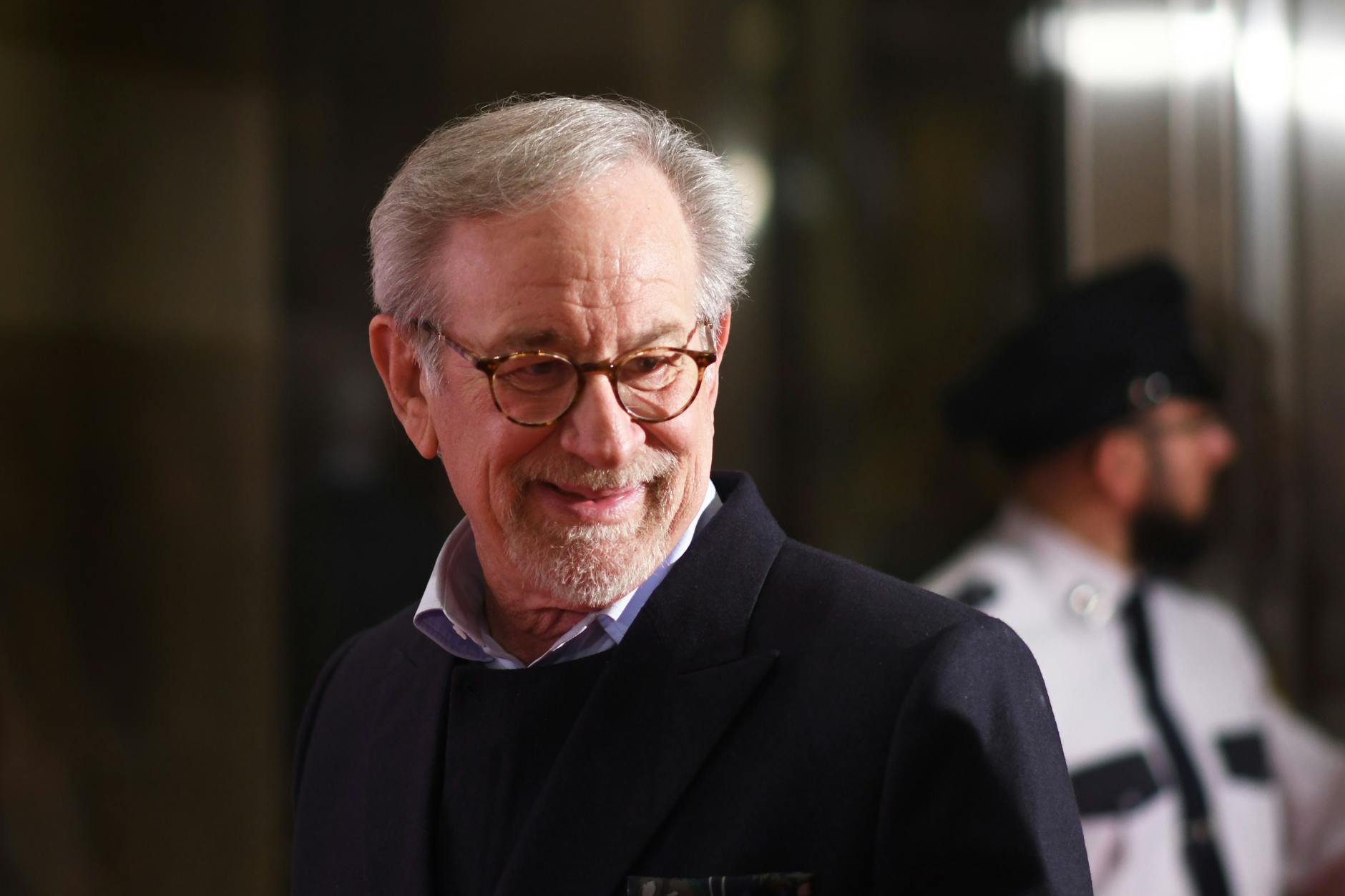 Steven Spielberg betritt die US-Botschaft. 