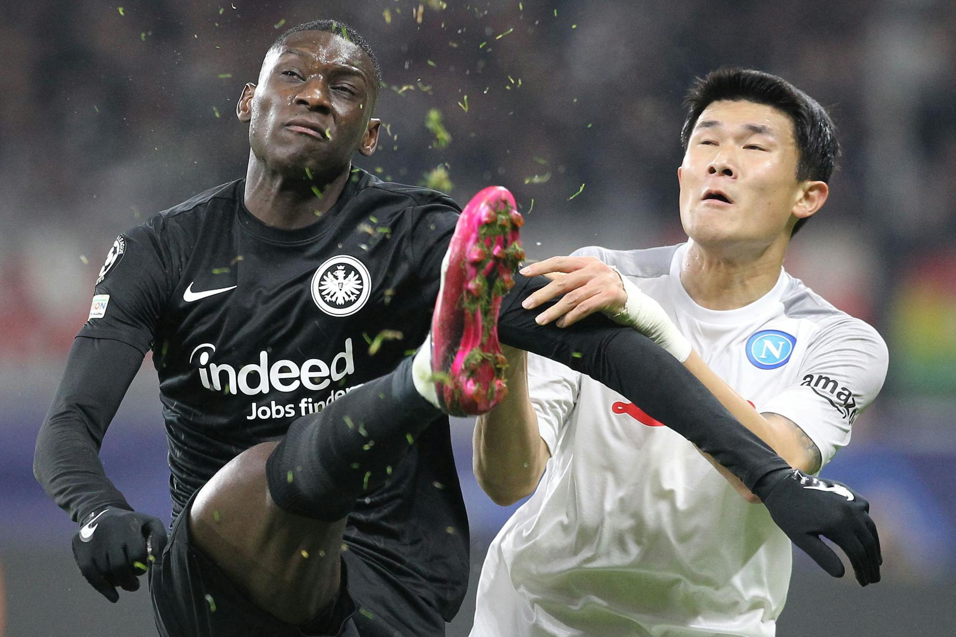 Auf Randal Kolo Muani (l.) wird Eintracht Frankfurt beim Rückspiel in Neapel verzichten müssen.