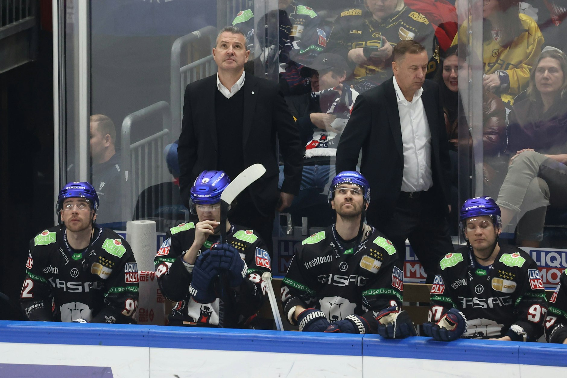 Fast sehnsüchtig geht der Blick von Eisbären-Trainer Serge Aubin und der Spieler nach oben. 
