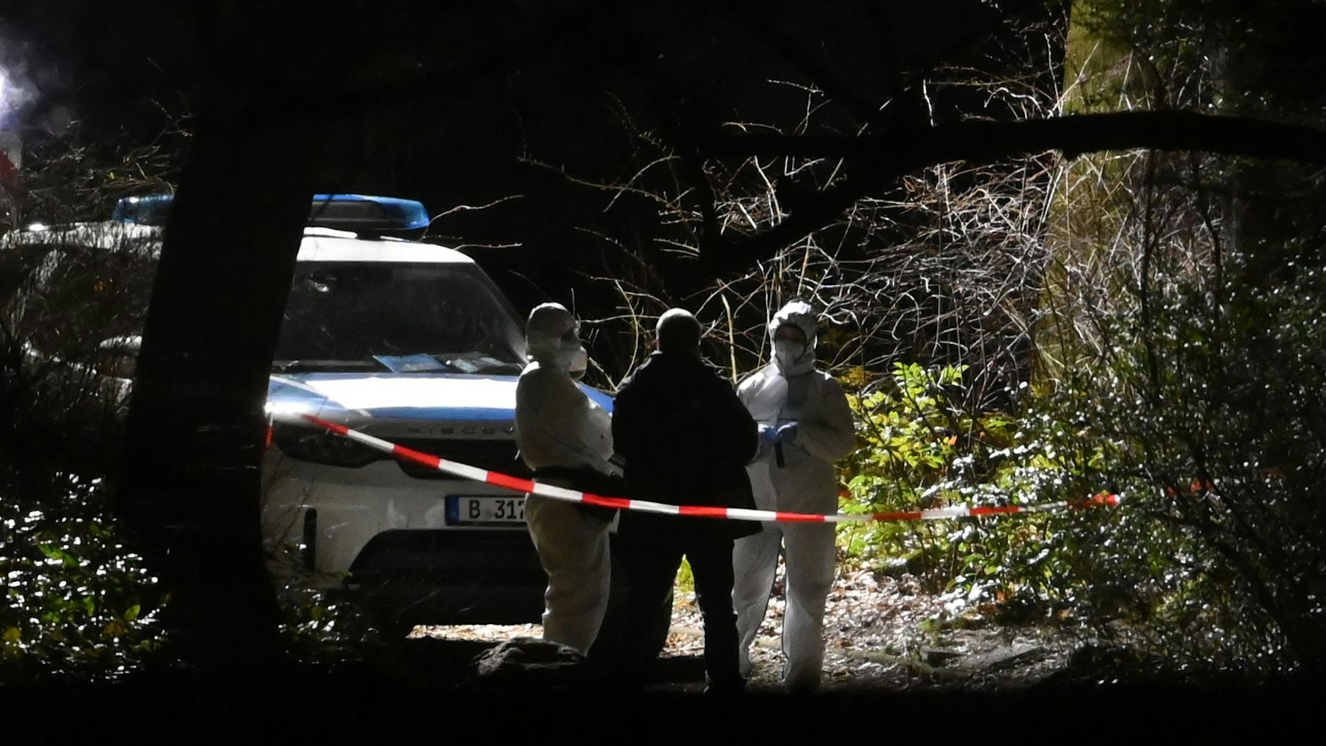 Ermittler der Polizei suchten bis in die Nacht zu Mittwoch und dann wieder am Mittwoch im Park nach Spuren.