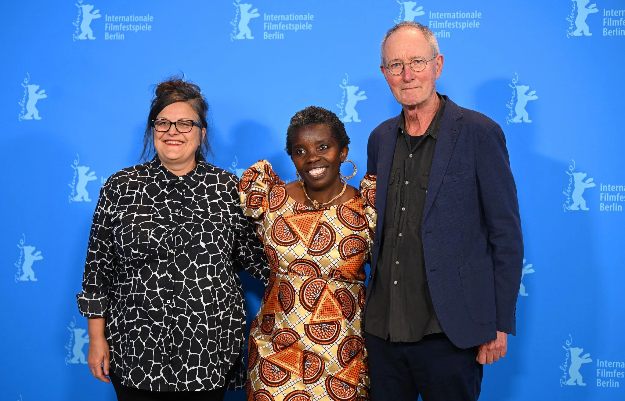 Produzentin Julie Byrne (l-r),  Schauspielerin Mwajemi Hussein und Regisseur Rolf de Heer stellten ihren Film «The Survival of Kindness» vor.  ld/dpa