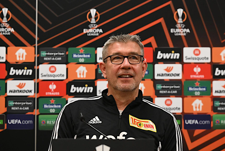 Urs Fischer durfte auf der Pressekonferenz vor dem Spiel gegen Ajax zahlreiche nachträgliche Glückwünsche zu seinem Geburtstag annehmen.
