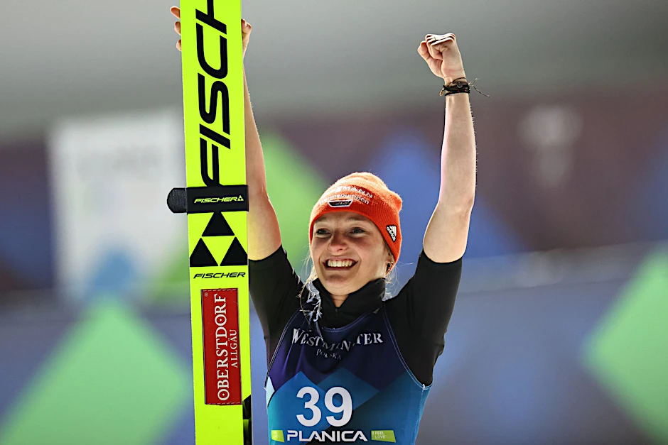 Katharina Althaus jubelt nach ihrem WM-Sieg.