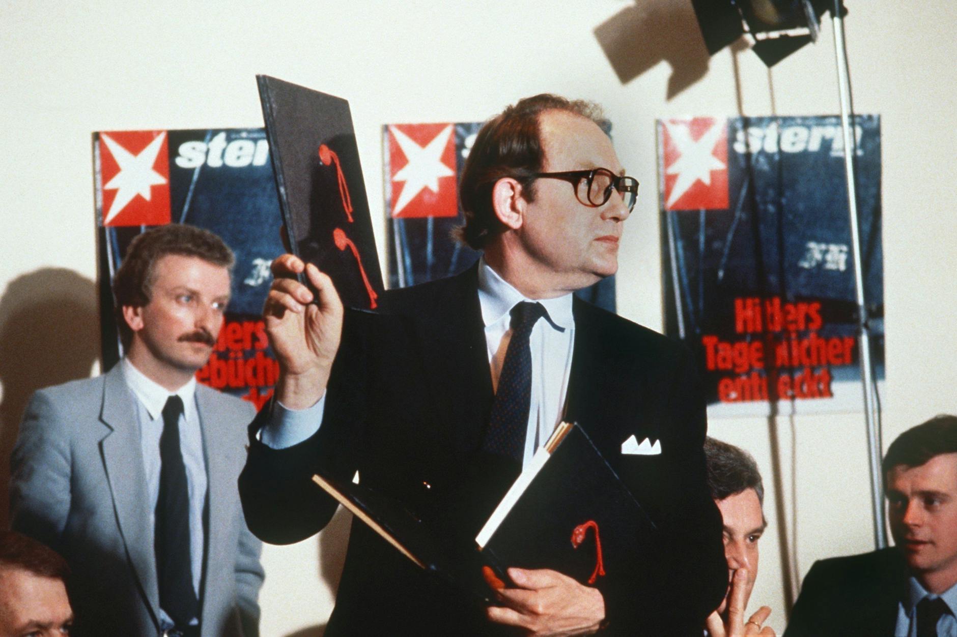 Stern-Reporter Gerd Heidemann präsentiert auf der Pressekonferenz des Hamburger Magazins die vermeintlichen Hitler-Tagebücher (25. April 1983). 