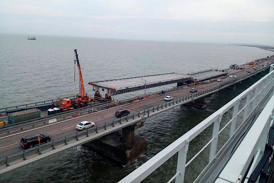 Arbeiter während der Restaurierungsarbeiten auf dem Straßenabschnitts der Krim-Brücke.