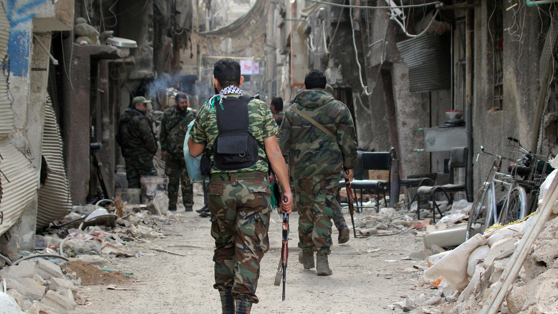 Palästinensische Kämpfer 2015 in dem Stadtteil von Damaskus, in dem sich die Bluttat ereignete. Er war zwischen Islamisten unter anderem des IS und regimetreuen Milizen umkämpft