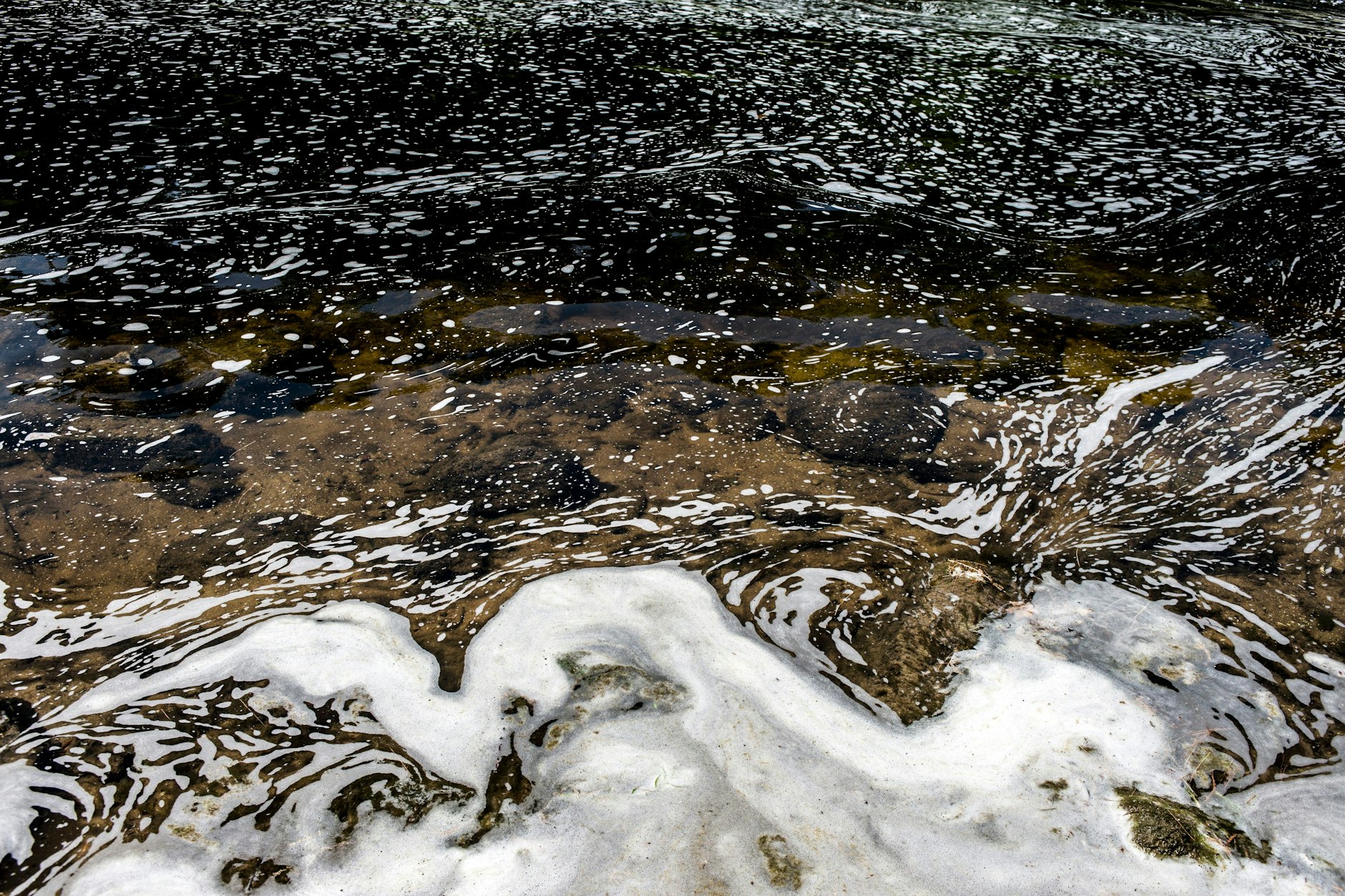 Schaum in einem Fluss.
