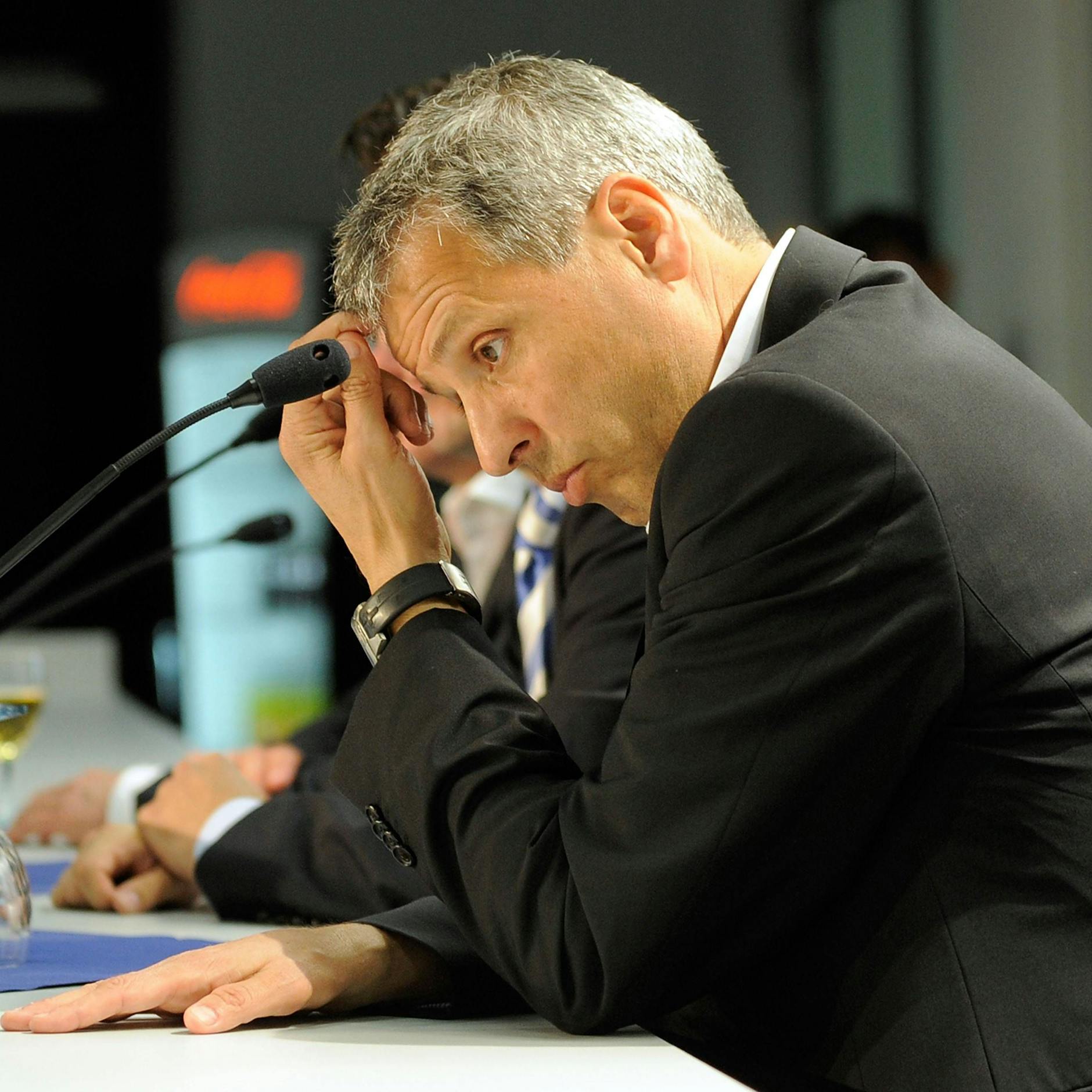 Trainer Lucien Favre klagte 2009 auf eine Abfindung. Hertha BSC zahlte am Ende.