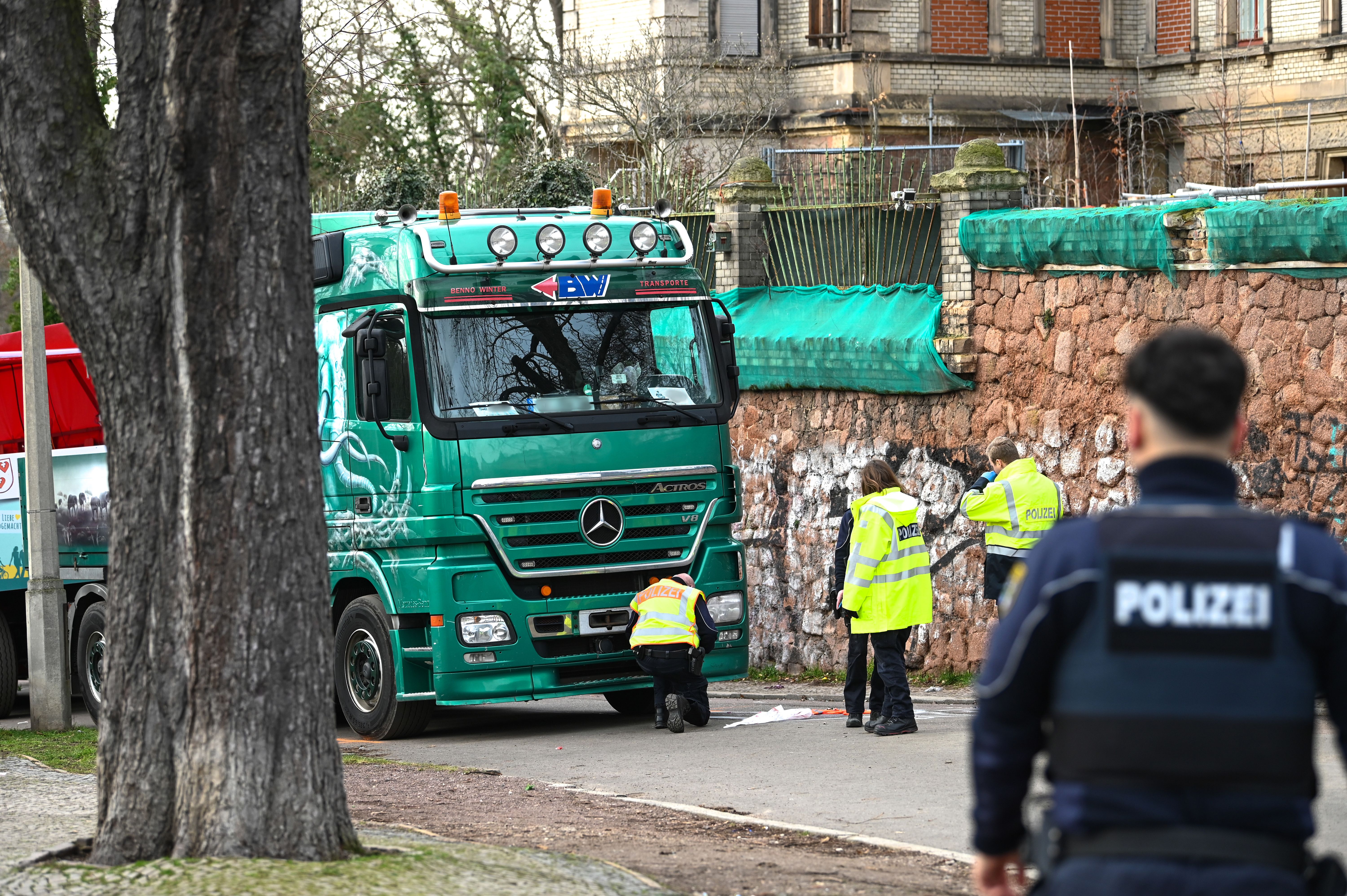 Tödlicher Unfall In Halle: Frau Stirbt Nach Rosenmontagsumzug