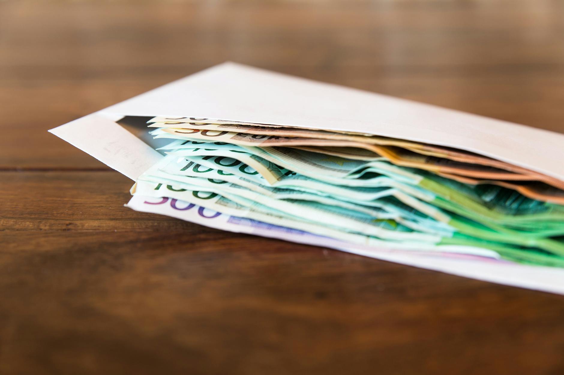 Eigenartige Mietzahlungen: Die Söhne der Beklagten sollen die Miete bar und verpackt in Briefumschlägen beim Steuerberater abgegeben haben.