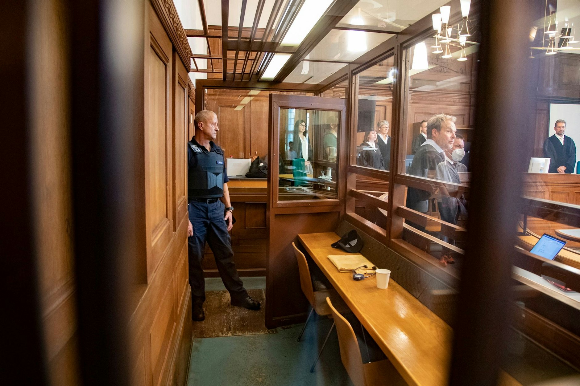 Während des Prozesses weigerte sich Moafak D., sich vorführen zu lassen, die Anklagebank blieb leer.