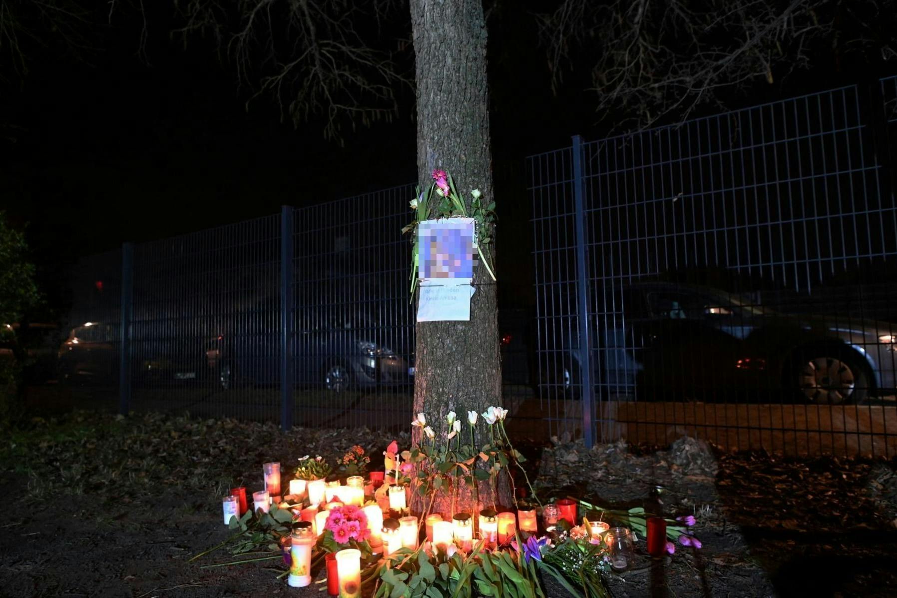 Menschen haben am Mittwochabend Grablichter und Blumen im Pankower Bürgerpark abgelegt. Am Dienstagabend wurde die fünfjährige Anissa erstochen. 