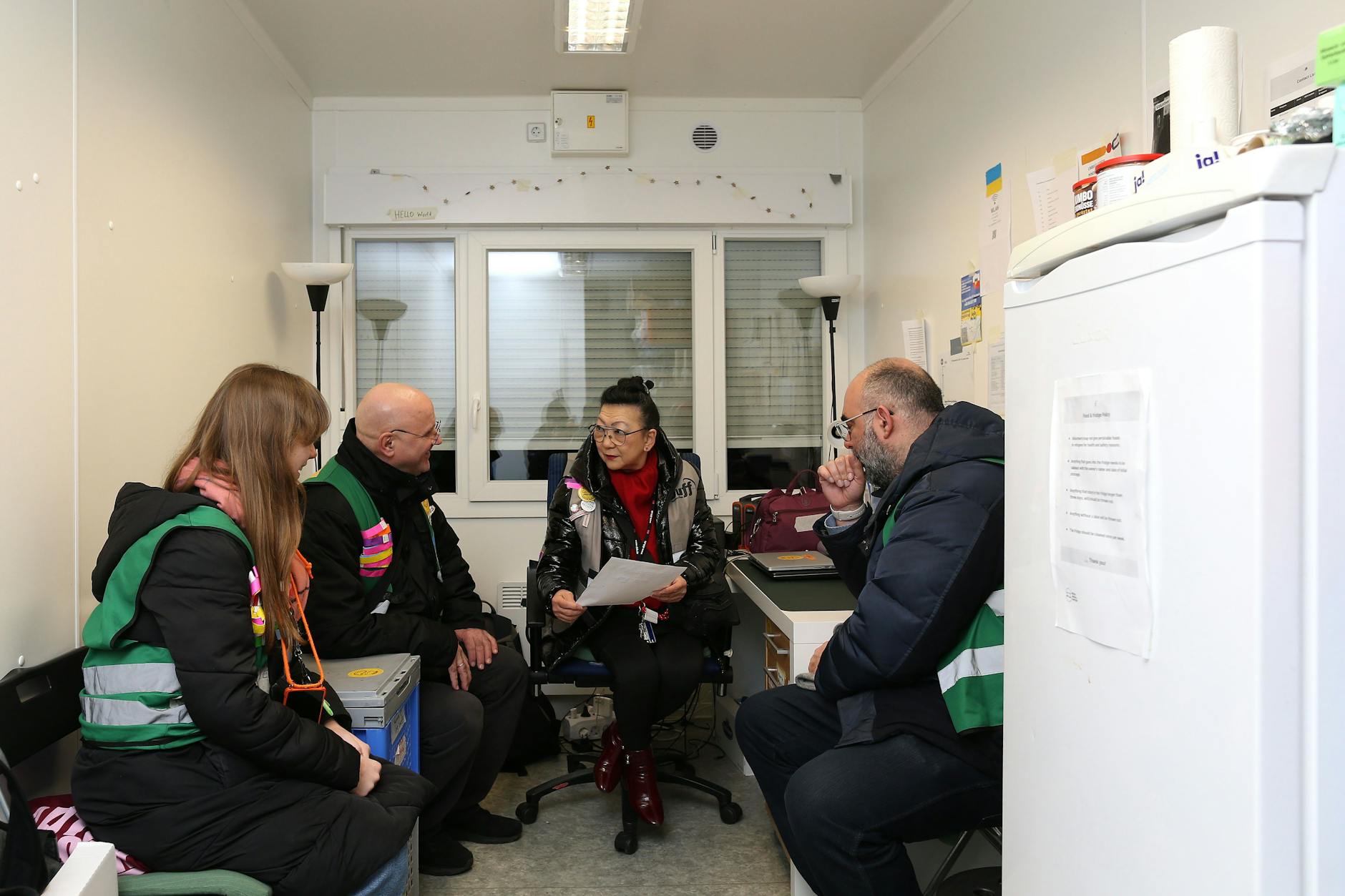 Romana Sytnyk (links) und Alla Queißner mit zwei anderen Flüchtlingshelfern in ihrem kleinen Container vor dem Hauptbahnhof.