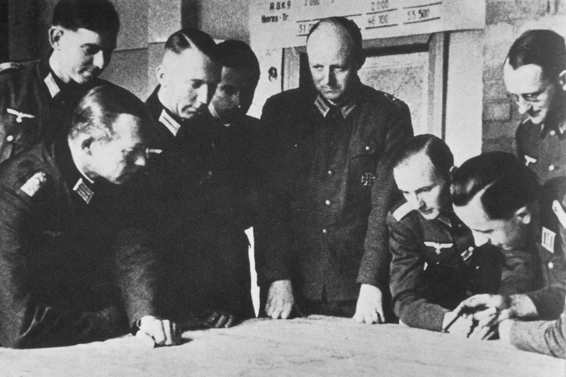 Lagebesprechung der Heeresgruppe Mitte: Generalmajor Henning von Tresckow (vierter von rechts), war ab Herbst 1941 entschlossen, Hitler zu töten. Auch sein Vetter Oberleutnant Fabian von Schlabrendorff (ganz rechts) gehörte zum Widerstand.