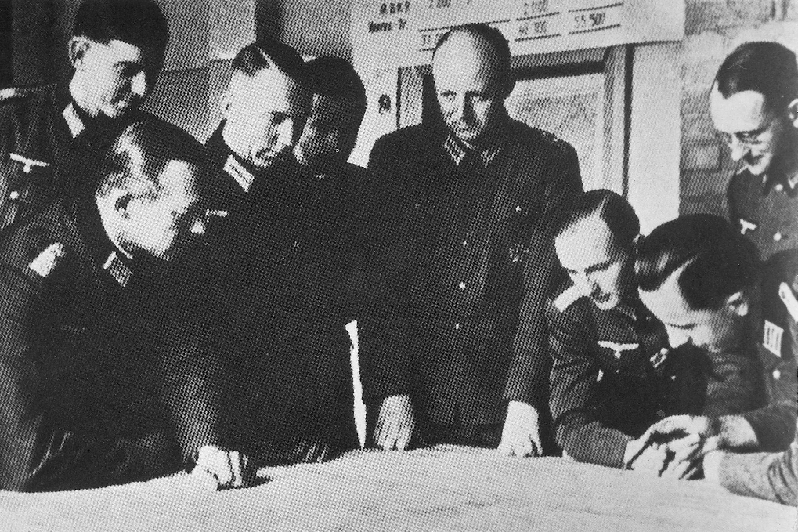 Lagebesprechung der Heeresgruppe Mitte: Generalmajor Henning von Tresckow (vierter von rechts), war ab Herbst 1941 entschlossen, Hitler zu töten. Auch sein Vetter Oberleutnant Fabian von Schlabrendorff (ganz rechts) gehörte zum Widerstand.