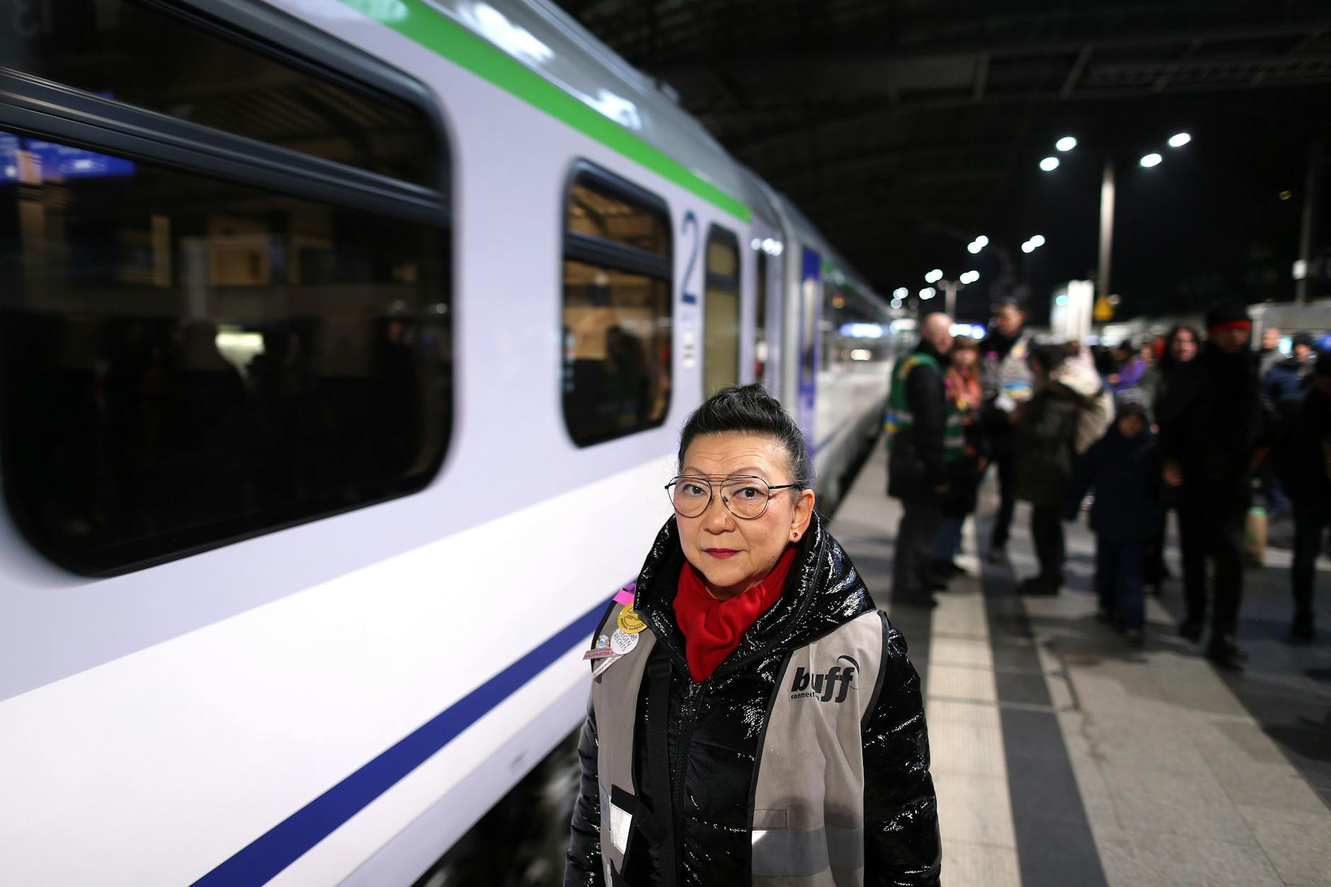 Seit einem Jahr helfen Freiwillige den ankommenden ukrainischen Geflüchteten am Hauptbahnhof. Alla Queißner ist seit den ersten Tagen nach Kriegsbeginn dabei.