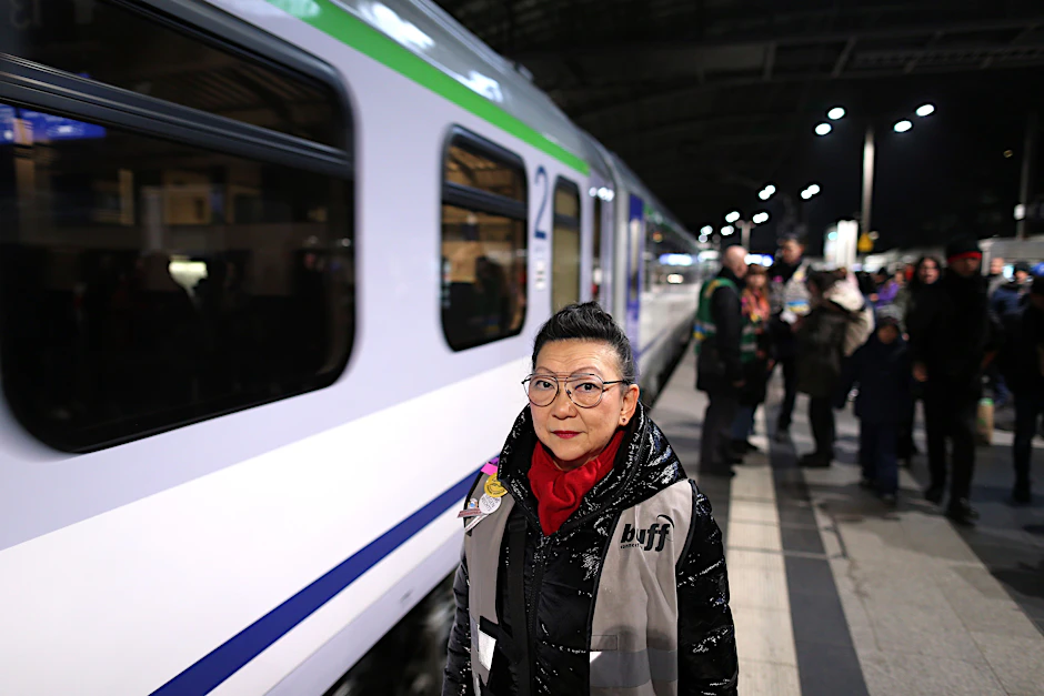 Seit einem Jahr helfen Freiwillige den ankommenden ukrainischen Geflüchteten am Hauptbahnhof. Alla Queißner ist seit den ersten Tagen nach Kriegsbeginn dabei.
