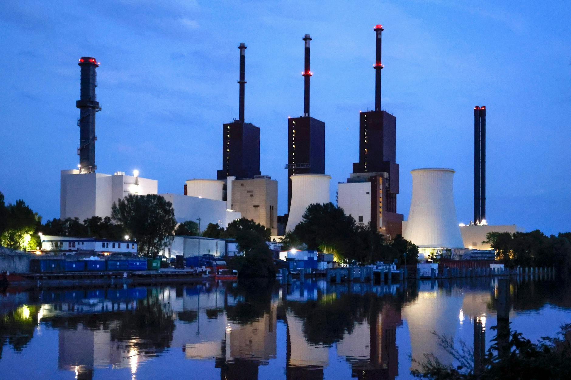 Das Heizkraftwerk Lichterfelde von Vattenfall: Das Gas- und Dampfturbinen-Heizkraftwerk auf Erdgasbasis versorgt den Berliner Süden mit Strom und Fernwärme.