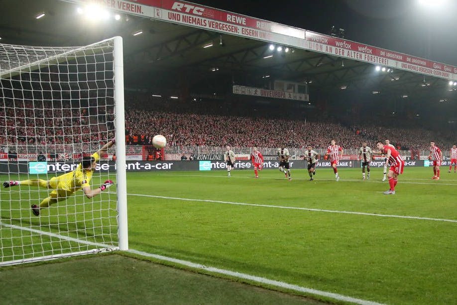 Robin Knoche verwandelt einen Handelfmeter zum 1:0.
